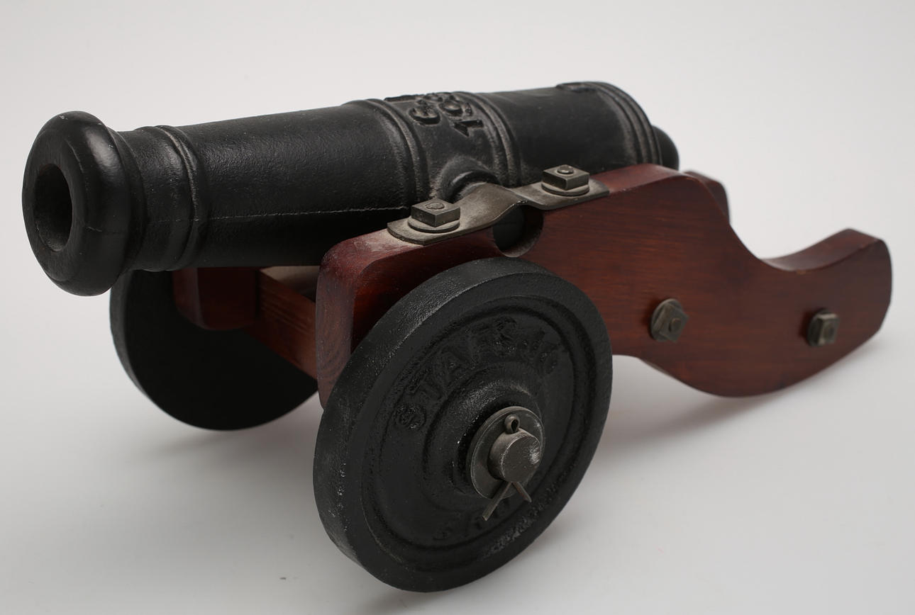 BORDSKANON PÅ LAVETT, "Stavsjö Bruk", järn, 1900-tal.