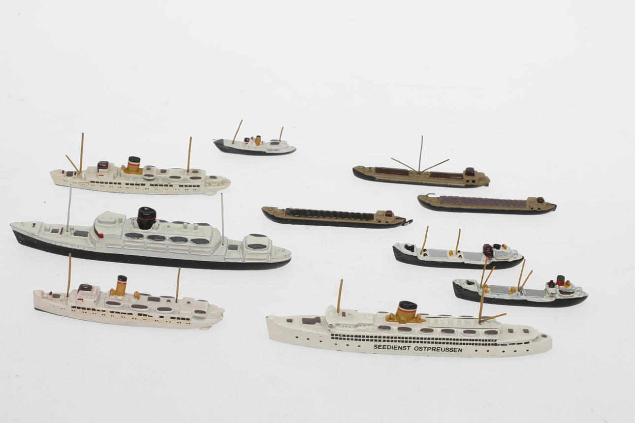 FARTYGSMODELLER WIKING cirka 10 civila båtar skala 1:1250.