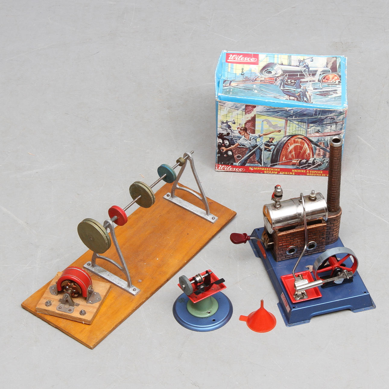 WILESCO ångmaskin D5 i originalkartong. Ångmaskinstillbehör.