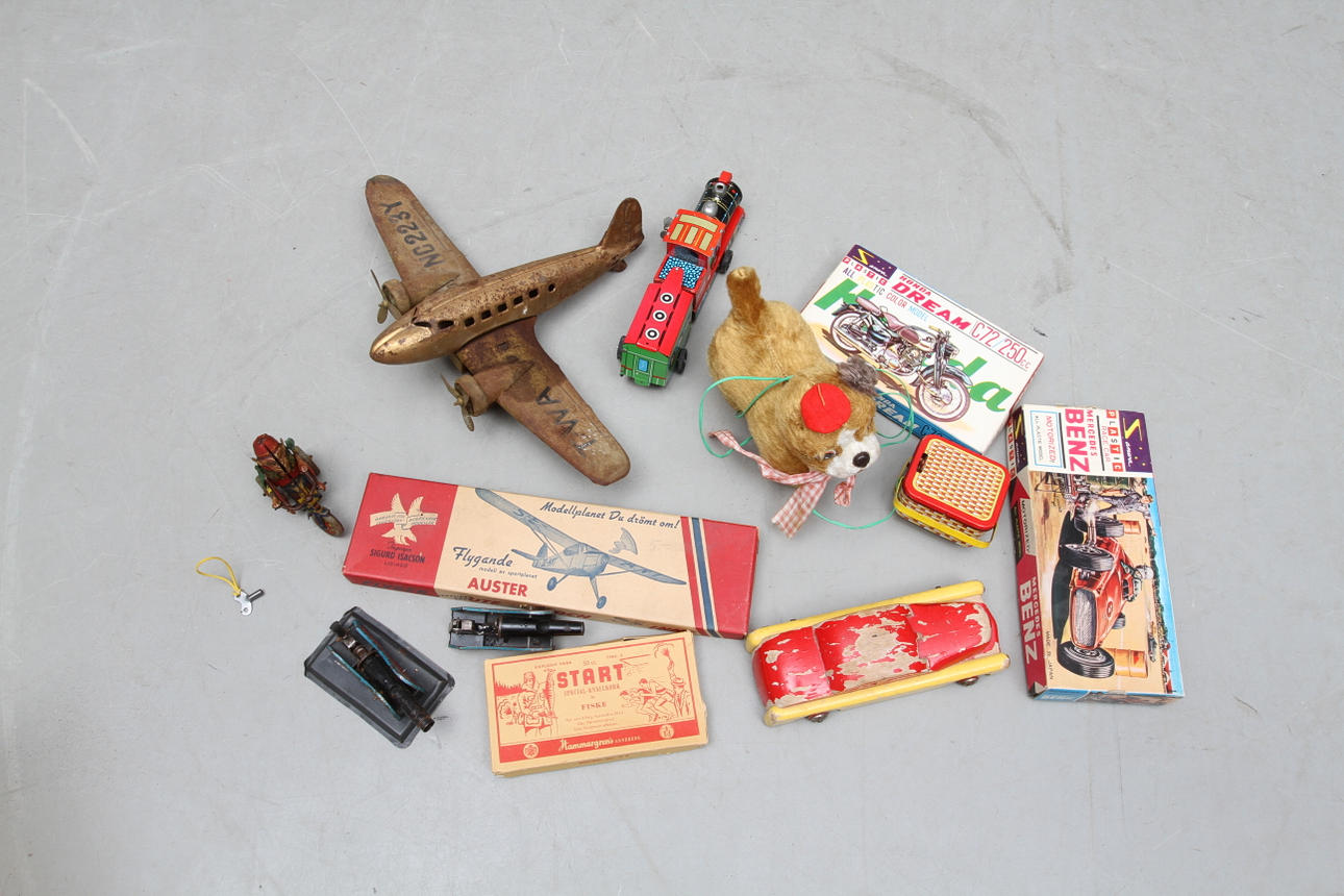 LEKSAKER. Flygplan, apa på trehjuling, och tåg. Alla med urverk. Hund, Hess kanoner, plastbyggsatser och träbil.