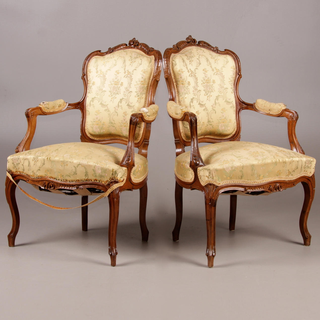 KARMSTOLAR, ett par, rokokostil, 1800/1900-tal.