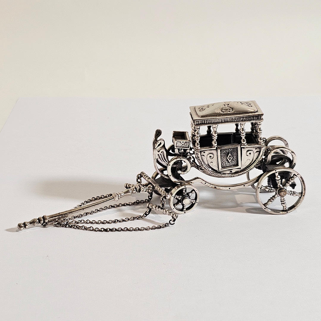 CARRUAJE MINIATURA EN PLATA.