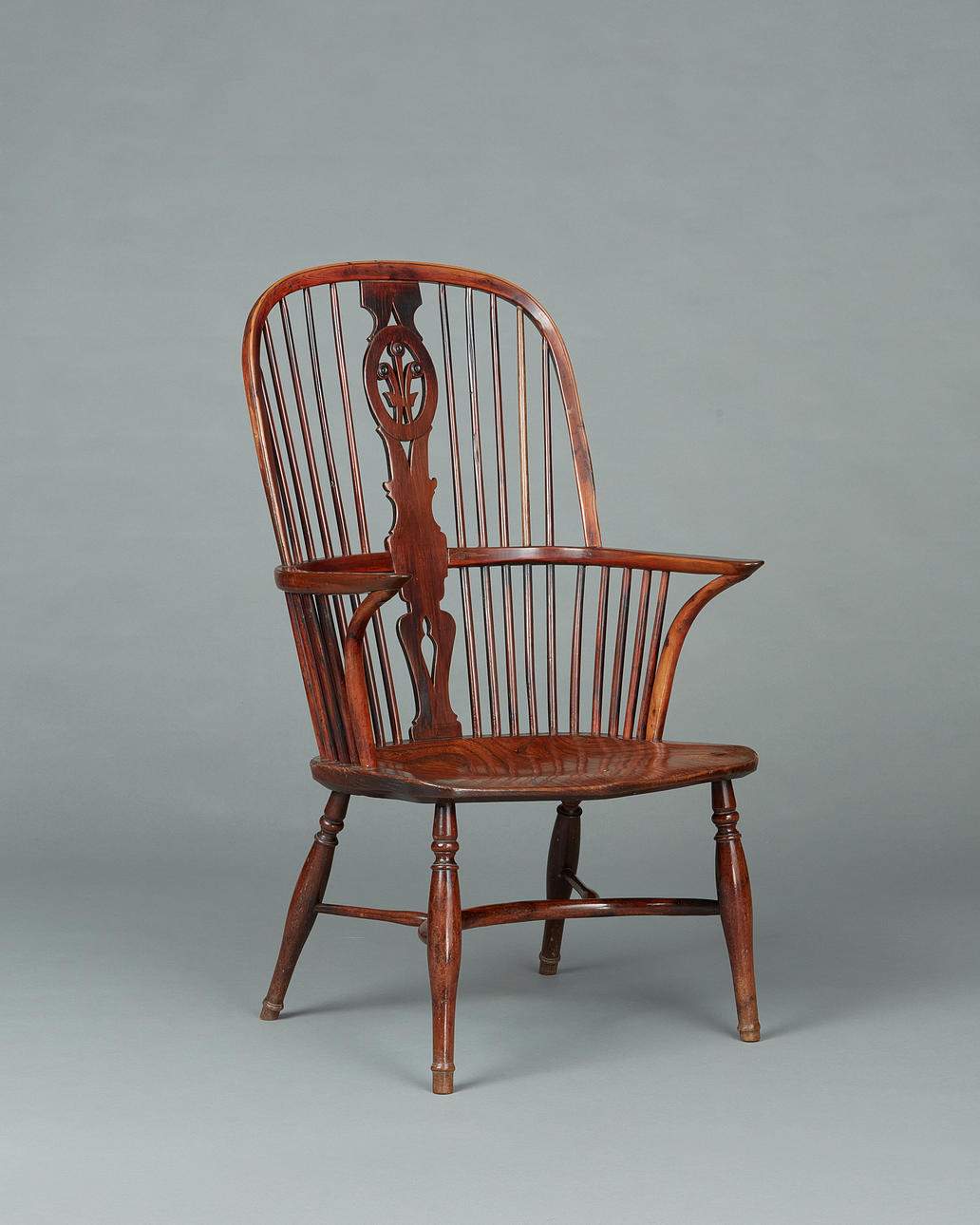 A FINE QUALITY GEORGE III YEW AND ELM WINDSOR HIGH-BACK ‘PRINCE OF WALES SPLAT’ ARMCHAIR, CIRCA 1790-1800.