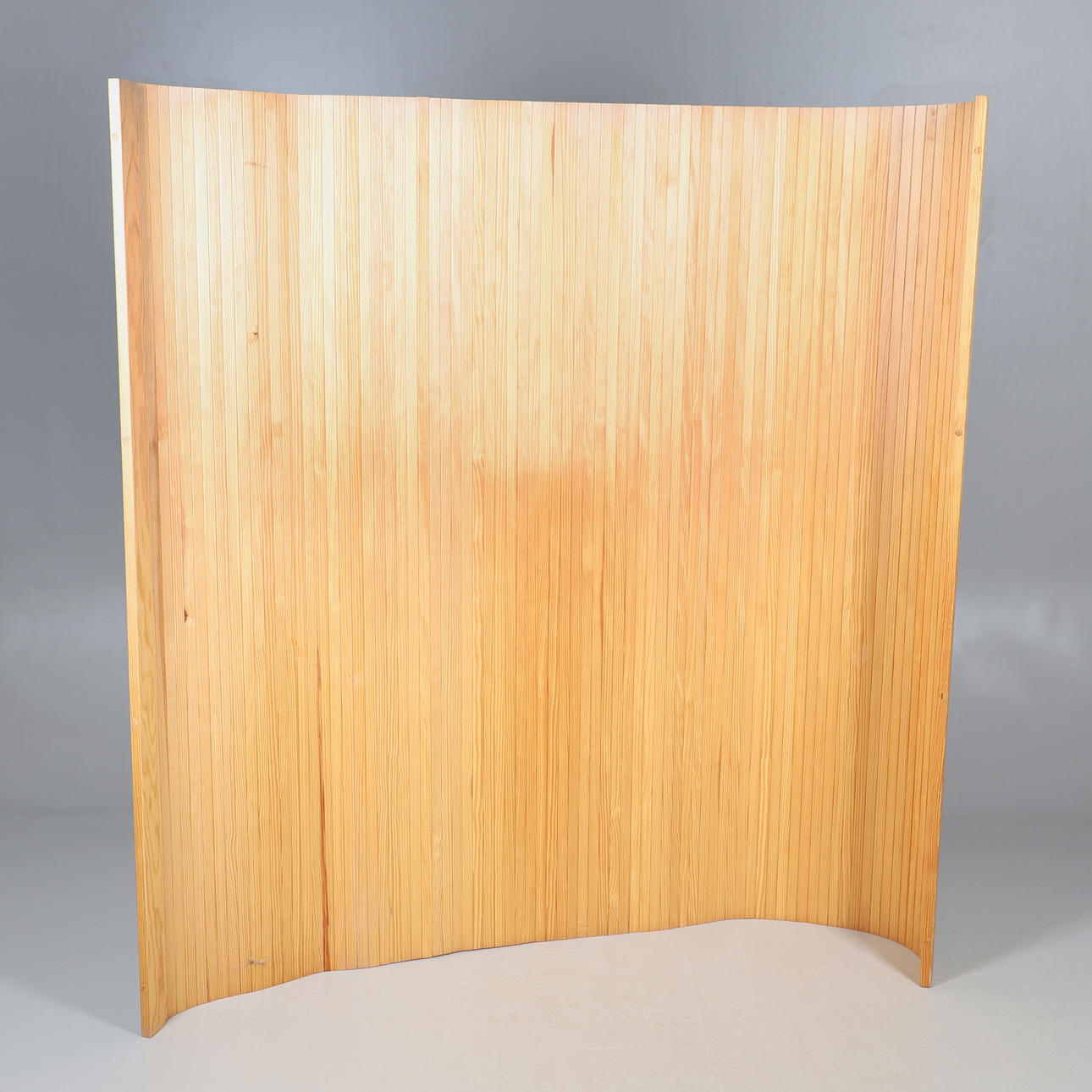 EIN VINTAGE-RAUMTEILER AUS KIEFERNHOLZ.