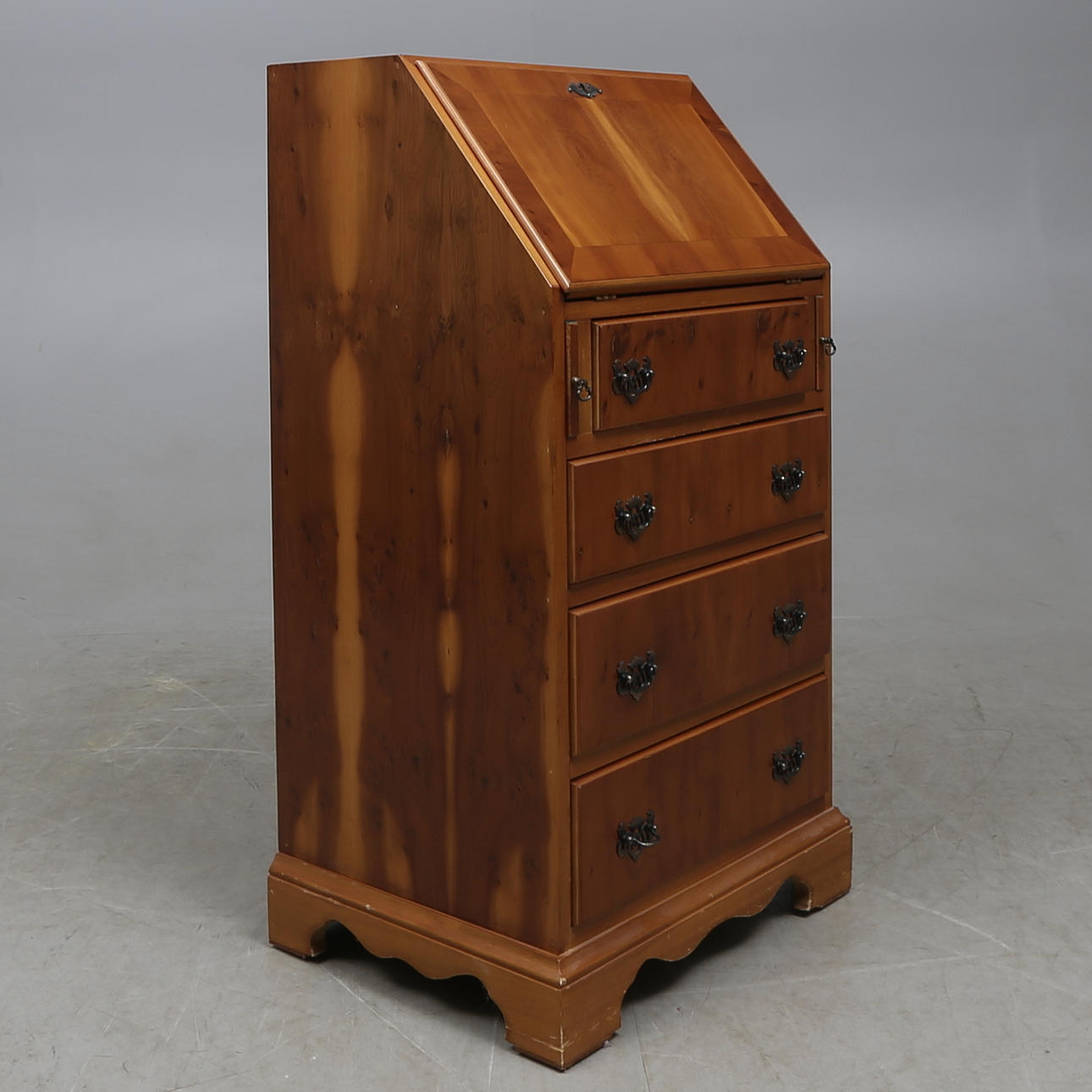 SNEDKLAFFSEKRETÄR, engelsk stil, 1900-talets andra hälft.