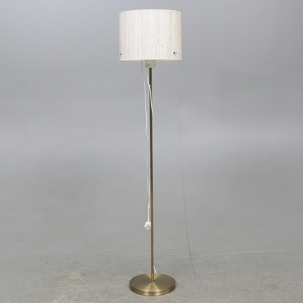 GOLVLAMPA, mässing, 1900-talets andra hälft.