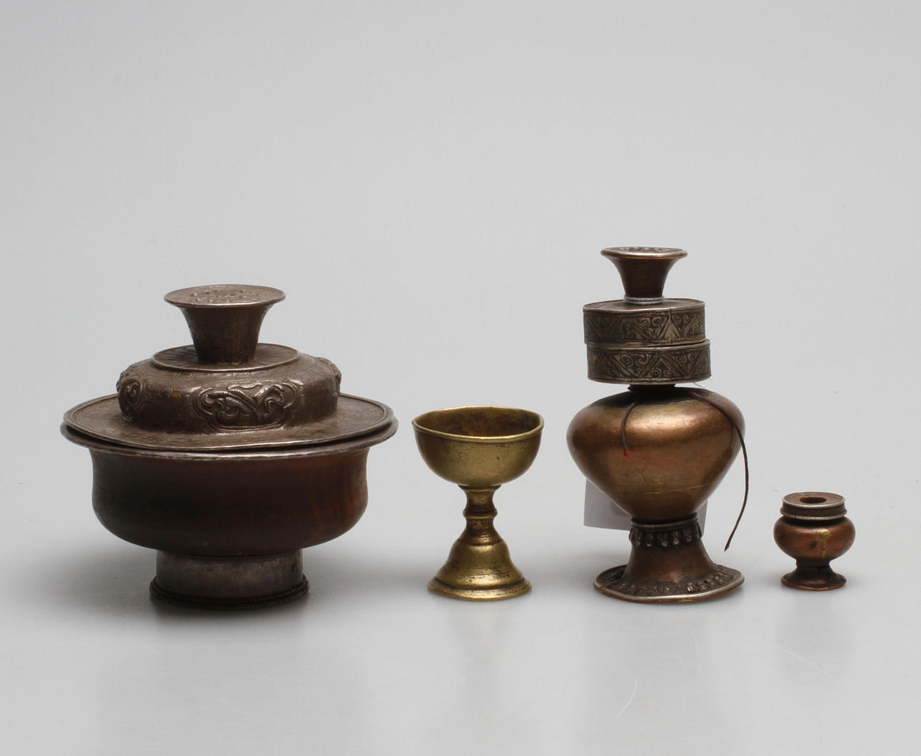 OSTINDISKA FÖREMÅL, 4 delar, trä och metall.