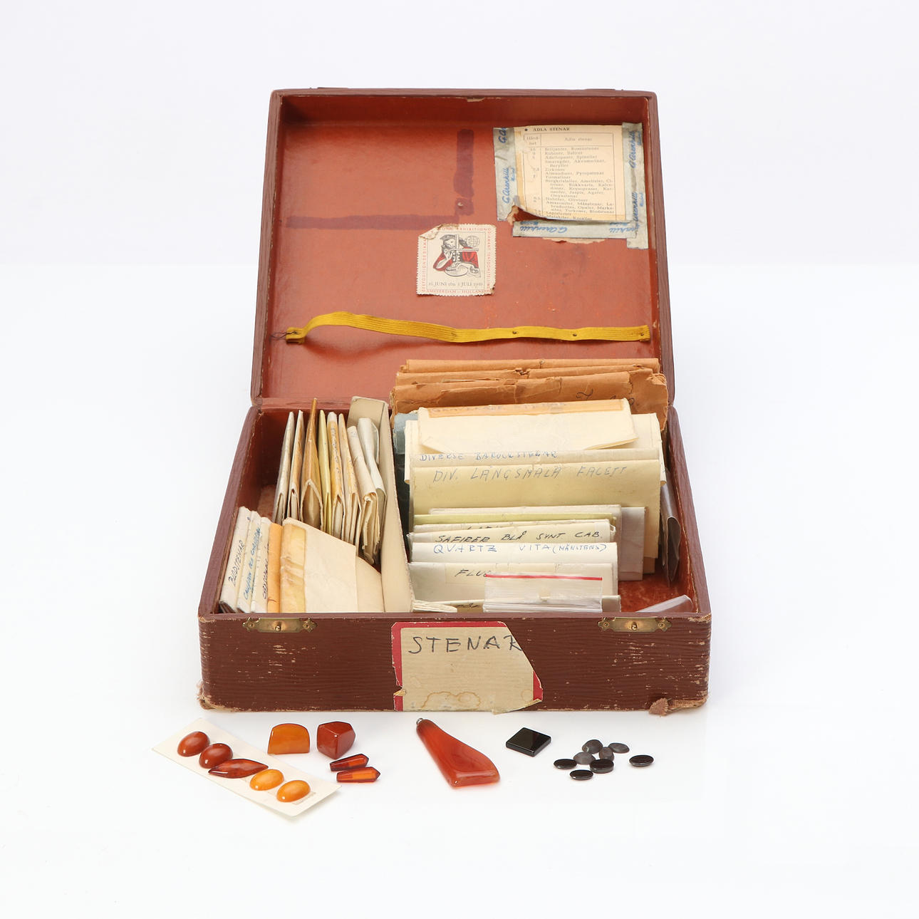 ÄDELSTENAR I ETUI, efter Elon Arenhill.