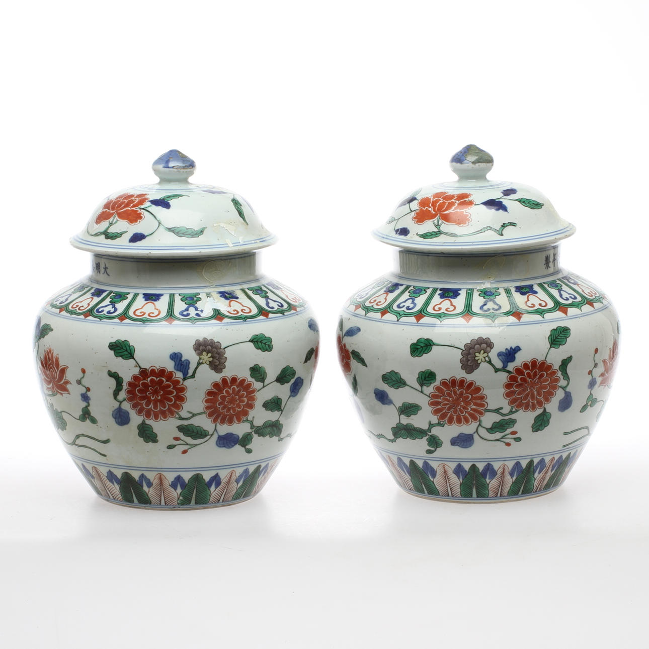 BOJANER med lock, 1 par, porslin, Kina. Mingstil, 1800-tal. Bär Jiajings sexkaraktärs märke.