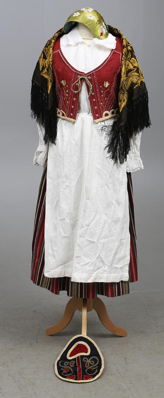 FOLKDRÄKT, 7 delar, kvinnodräkt från Östra Härad Småland, sannolikt delvis 18/1900-tal.