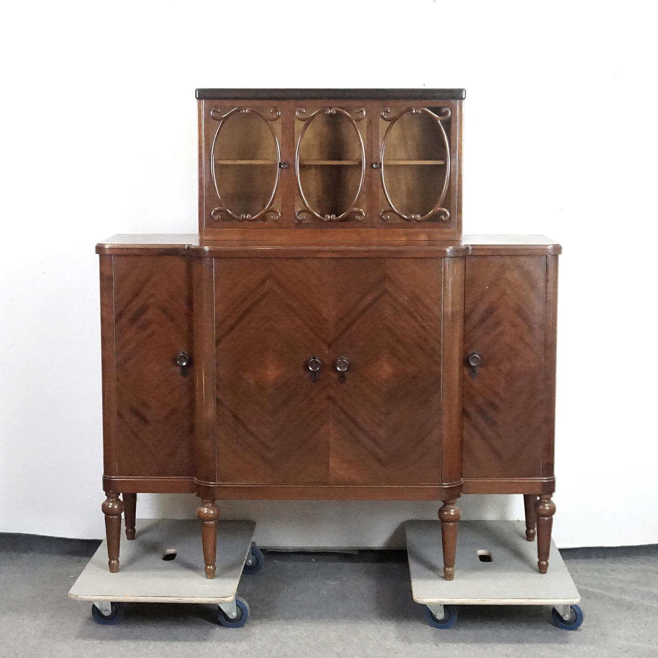 SKÄNK MED VITRINÖVERDEL, 1900-talets andra hälft.