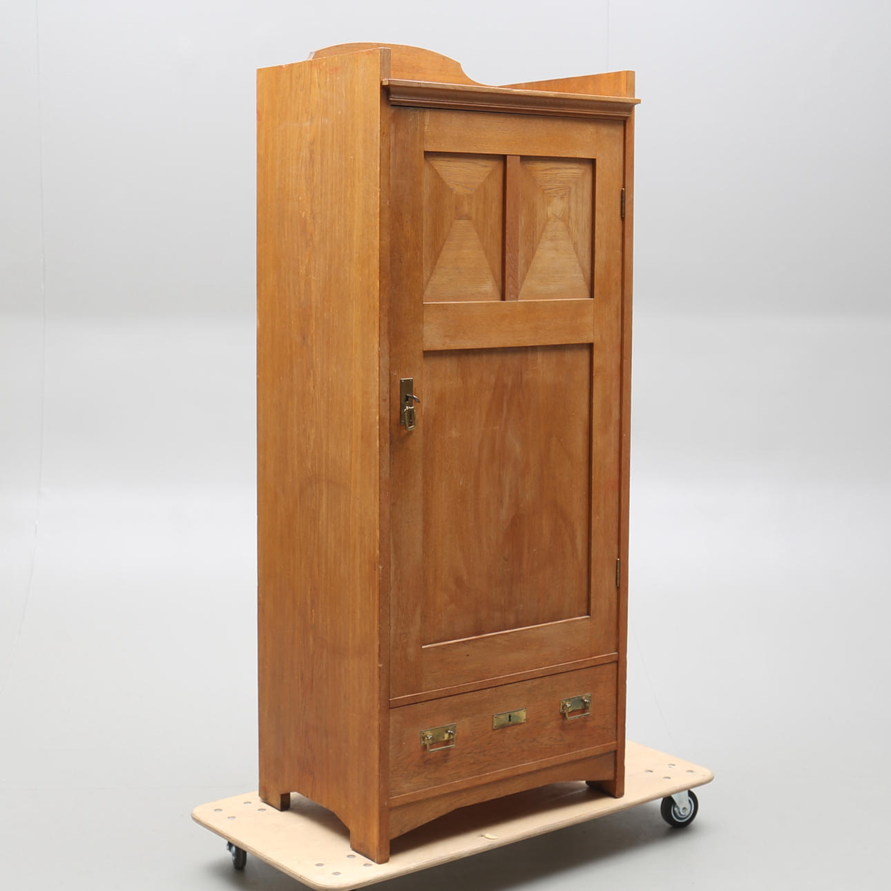 KLÄDSKÅP, jugend, 1920-tal.