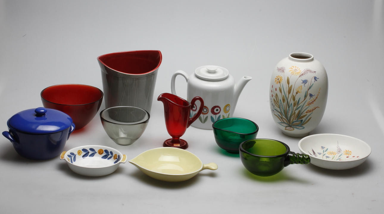 GLAS och KERAMIK, bland annat Orrefors, Rörstrand, Reijmyre, Gustavsberg, Upsala Ekeby/Karlskrona, 1900-talets andra hälft.