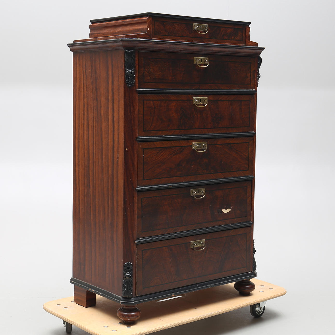 HERRBYRÅ, nyrenässans, 1800-talets slut.