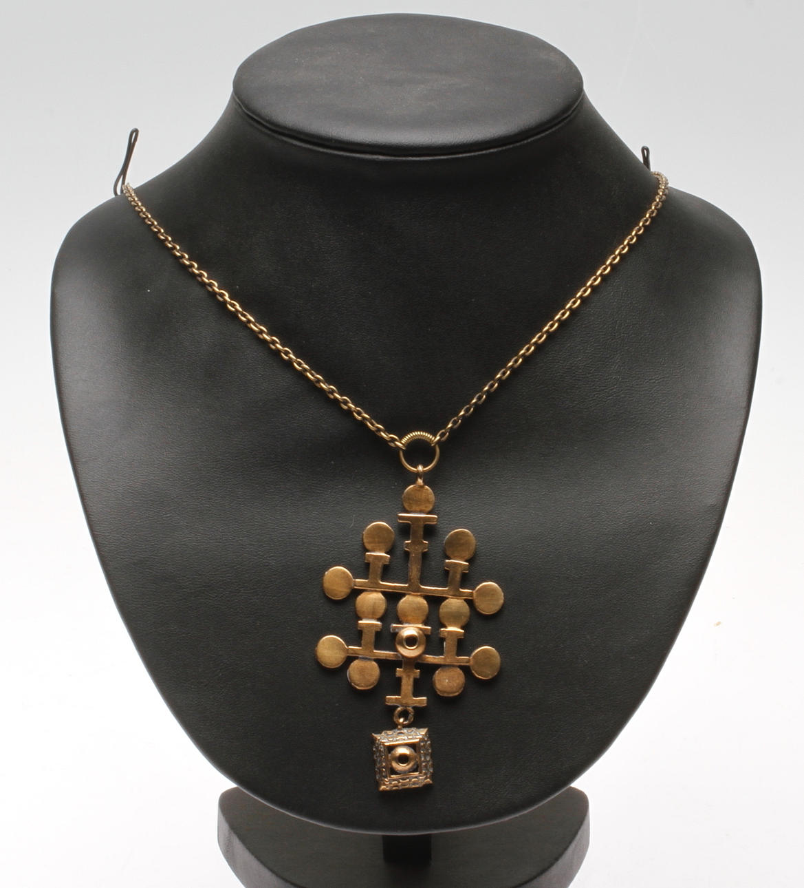 HALSBAND, brons. Pentti Sarpaneva, 1900-talets andra hälft.