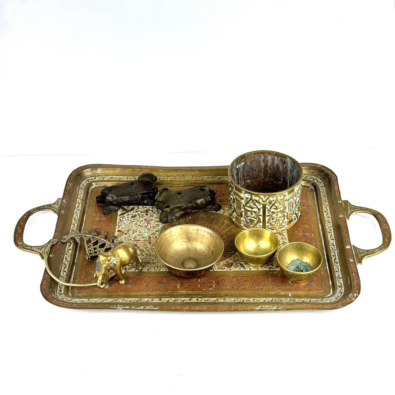 GRUPP AV BLANDADE INDISKA OCH ÖSTRA FÖREMÅL.