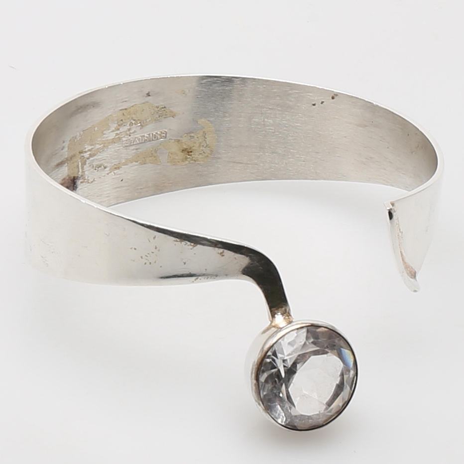 ARMRING i silver med fasettslipad bergskristall, 1960-tal.