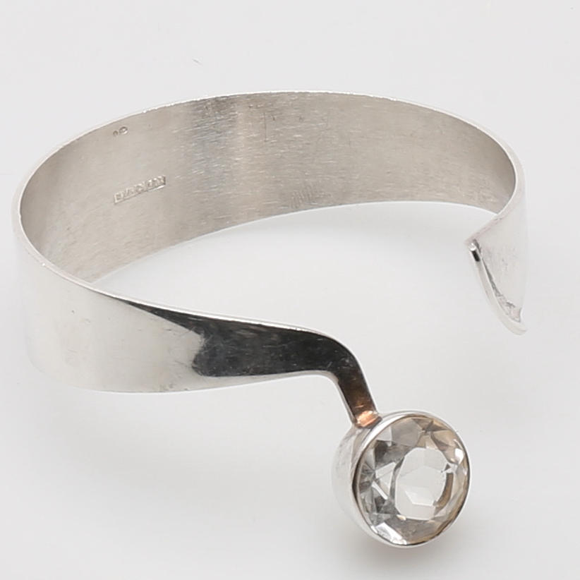 ARMRING i silver med fasettslipad bergskristall, 1960-tal.