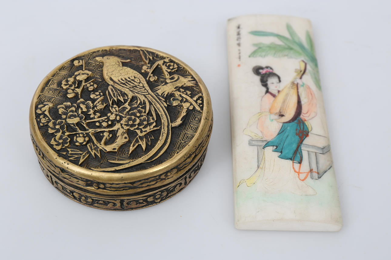 ASK MED LOCK OCH BREVPRESS, gulmetall och marmor, märkt och signerad, 1900-talets första hälft.