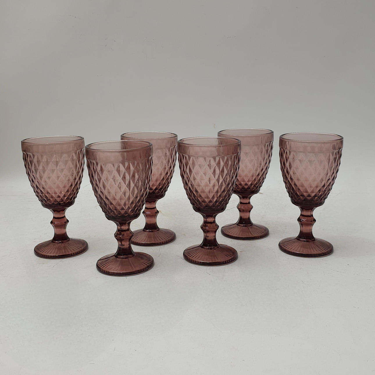 JUEGO DE SEIS COPAS EN CRISTAL VIOLETA.