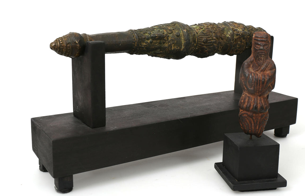 FIGURIN OCH SPIRA, metall, bland annat brons, Asien, antika.