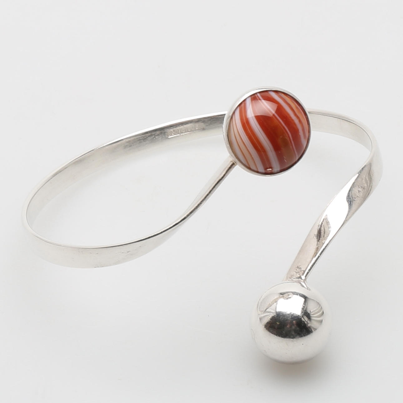 ARMRING i silver med Cabochonslipad karneol, 1960-tal.