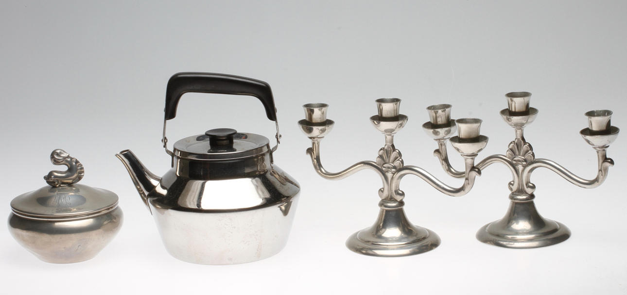 KANNA, rostfritt stål, märkt Sigvard Bernadotte, Moderna kök samt TENNFÖREMÅL, 2 delar, Ystad tenn.