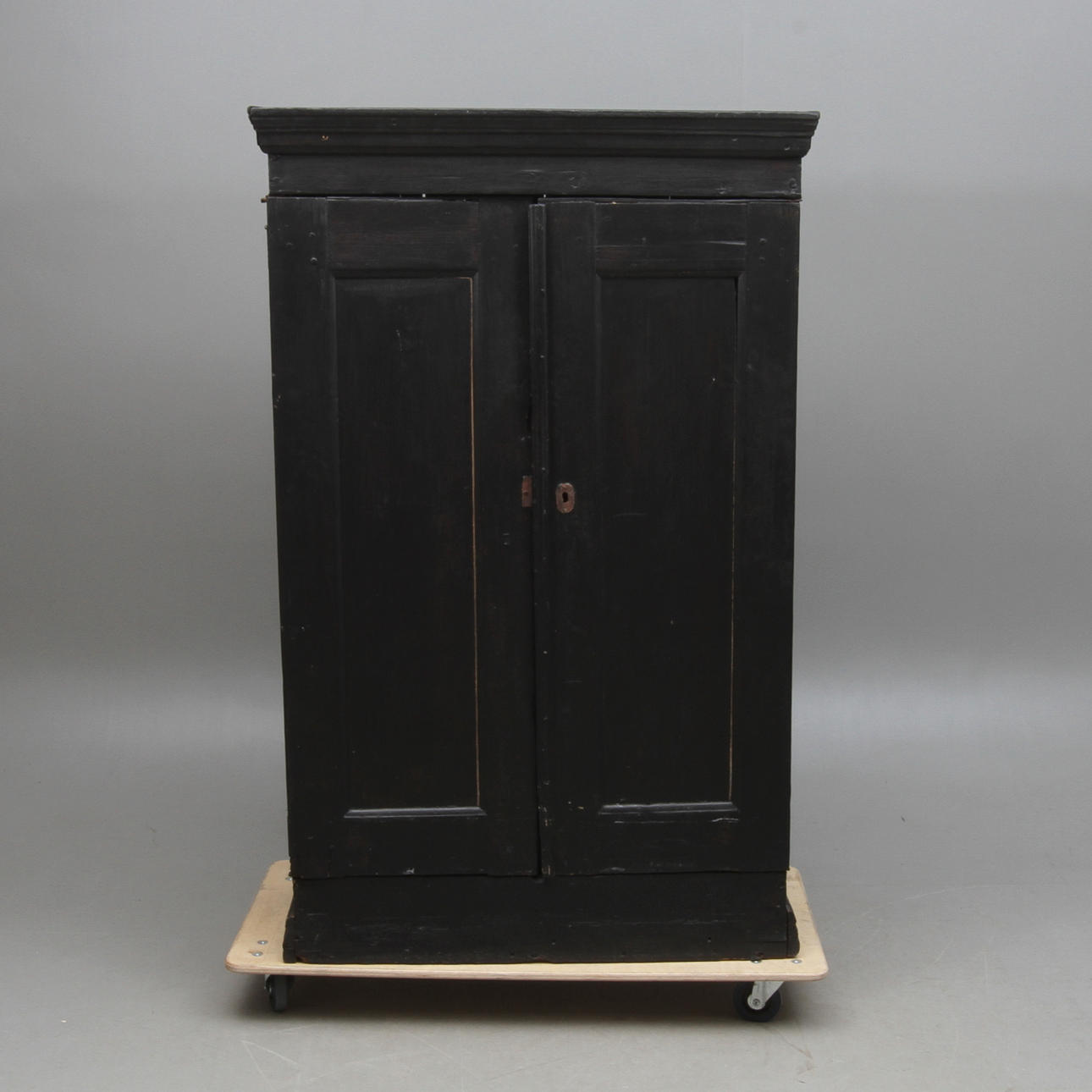 SKÅP, svartmålat, allmoge, 1800-tal.