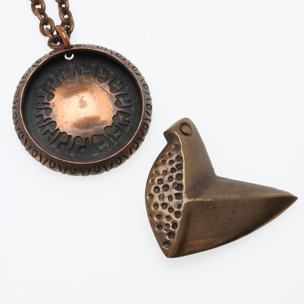 PENDANT & BROOCH, bronze, Eric Scott Robbert, Briefs.