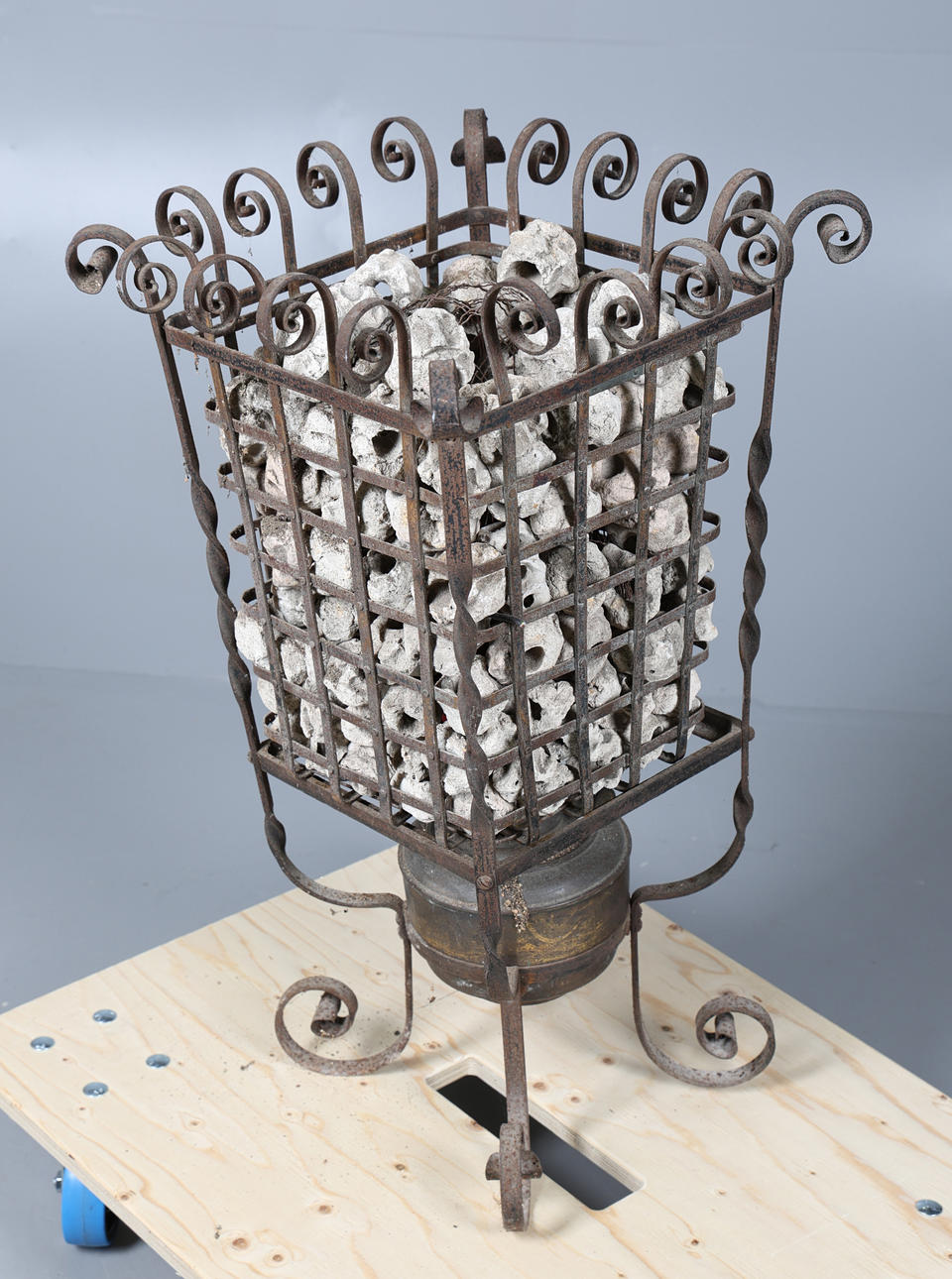 EN ELEKTRISK ELD I SMIDESJÄRN.