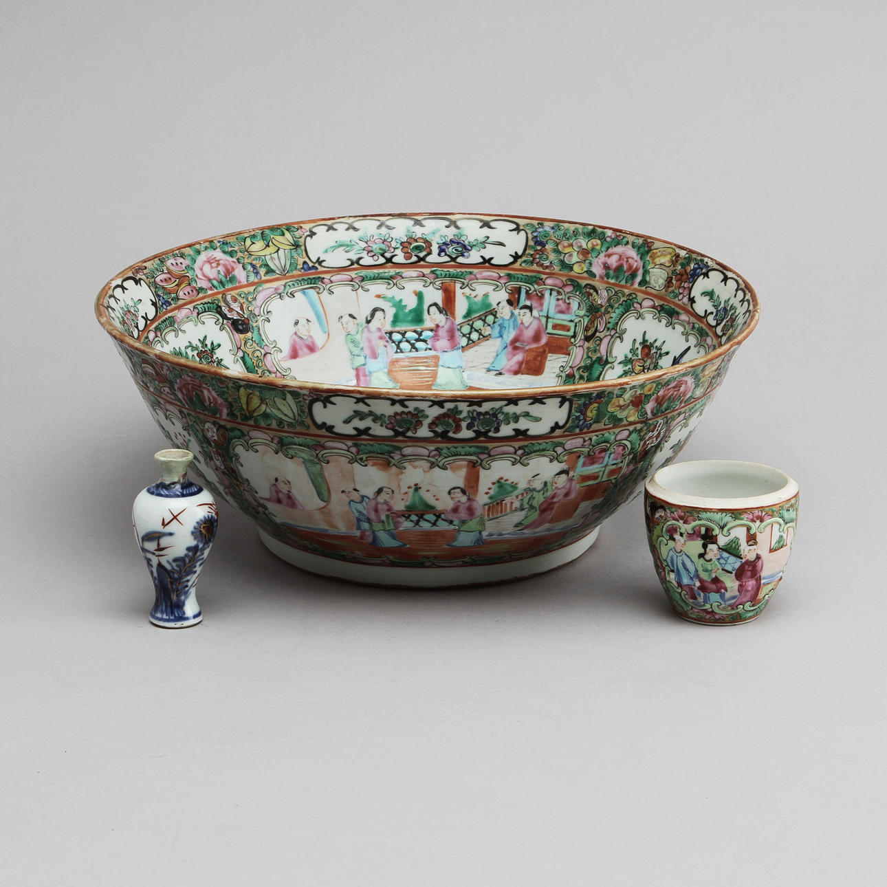 BÅLSKÅL, MINIATYRVAS samt KOPP, porslin, Kina, bl a Kanton, 1800/1900-tal.