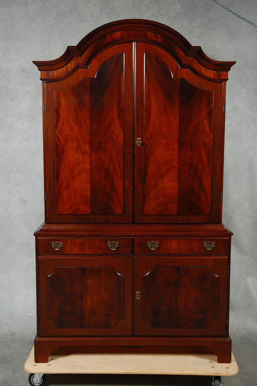 GOLVSKÅP, rokokostil, 1900-tal.