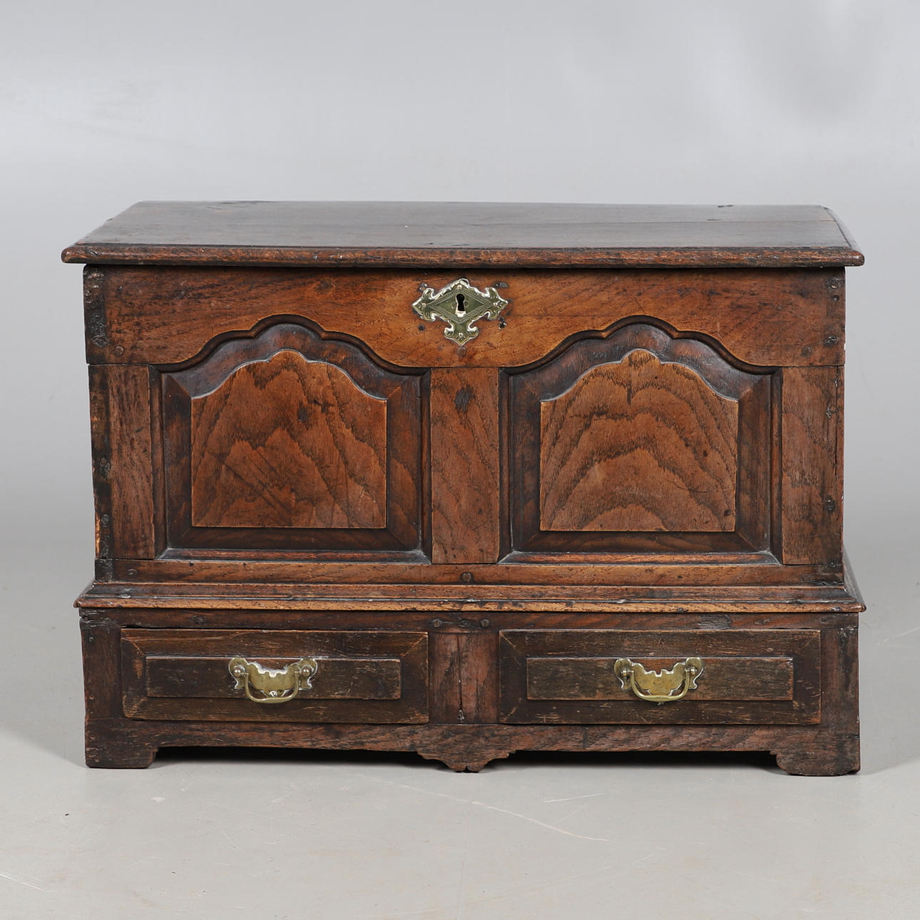 UN PEQUEÑO COFRE ANTIGUO DE ROBLE.