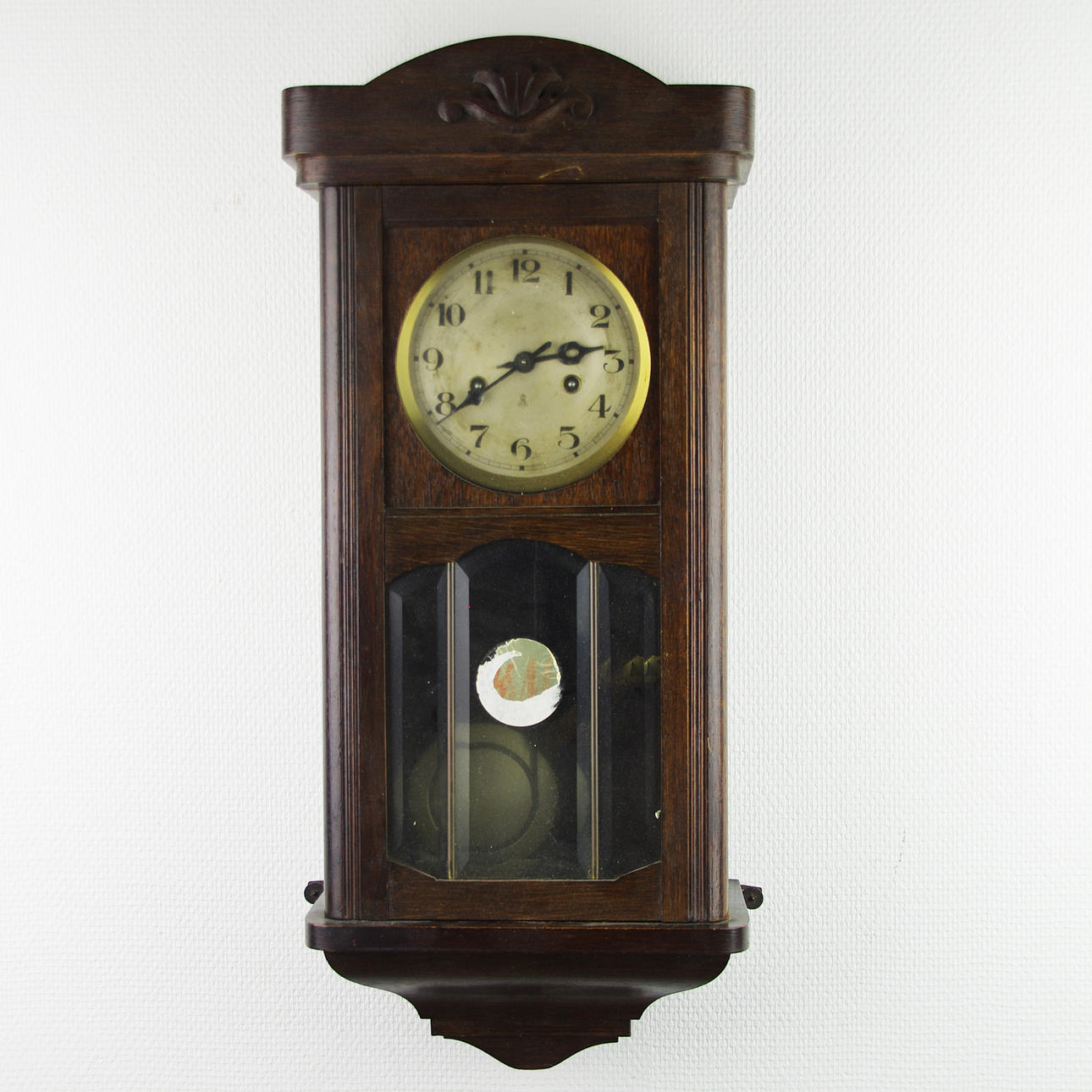 VÄGGUR, ek med fasettslipat glas, Gustav Becker.