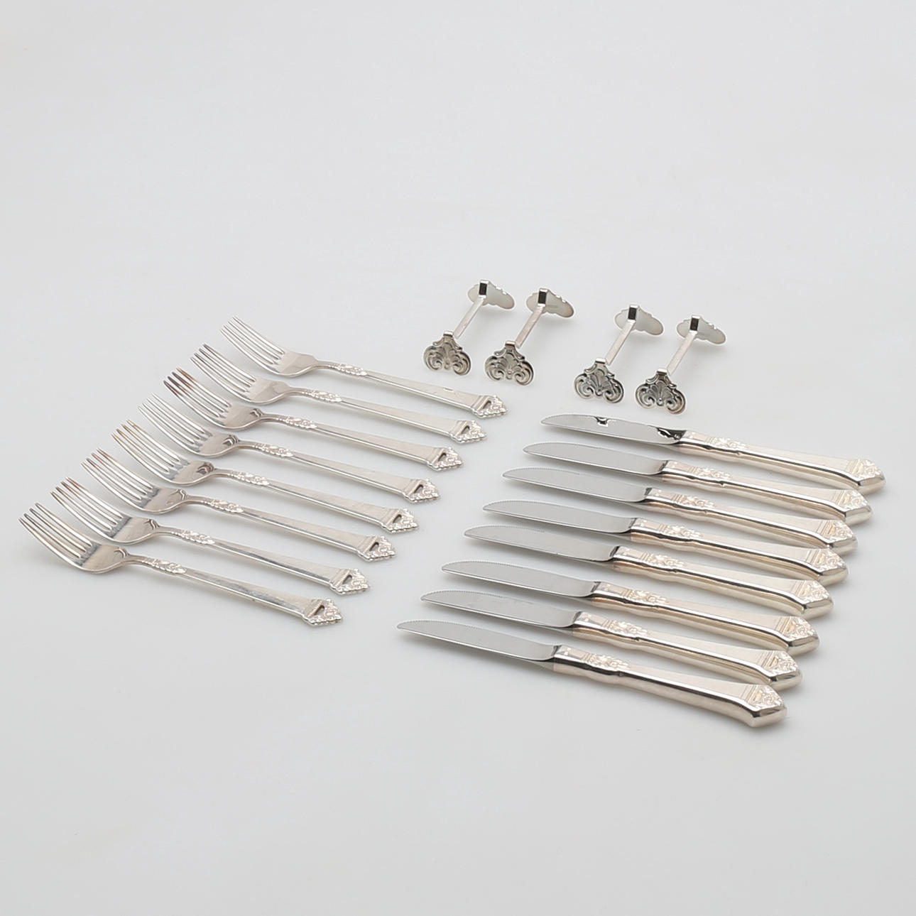 BESTICK i nysilver, silver, märkt 18 8, 16 st, samt smörtaxar, 1900-talet.