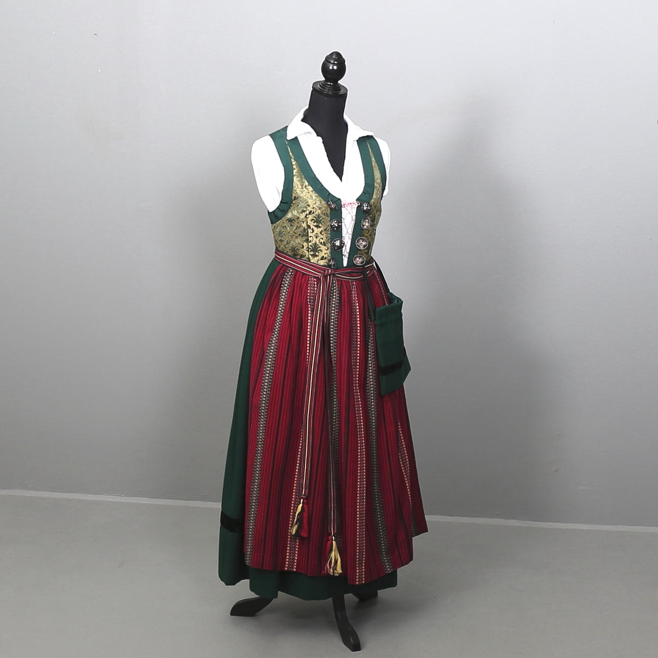 FOLKDRÄKT 6 delar, enligt uppgift Vemmenhögs härad. Charlotte Weibull, daterad 1984.