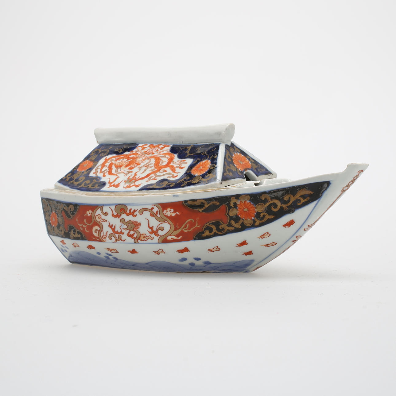 LOCKSKÅL i form av båt, orientalisk.
