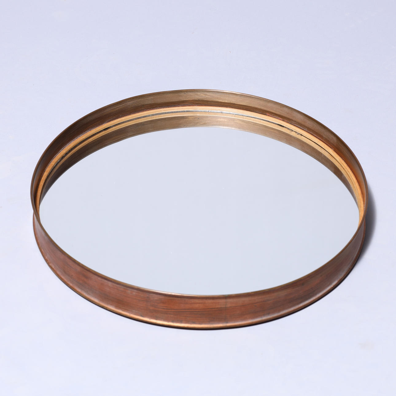 Rund spegel med kopparram. 1900-talets Danmark.