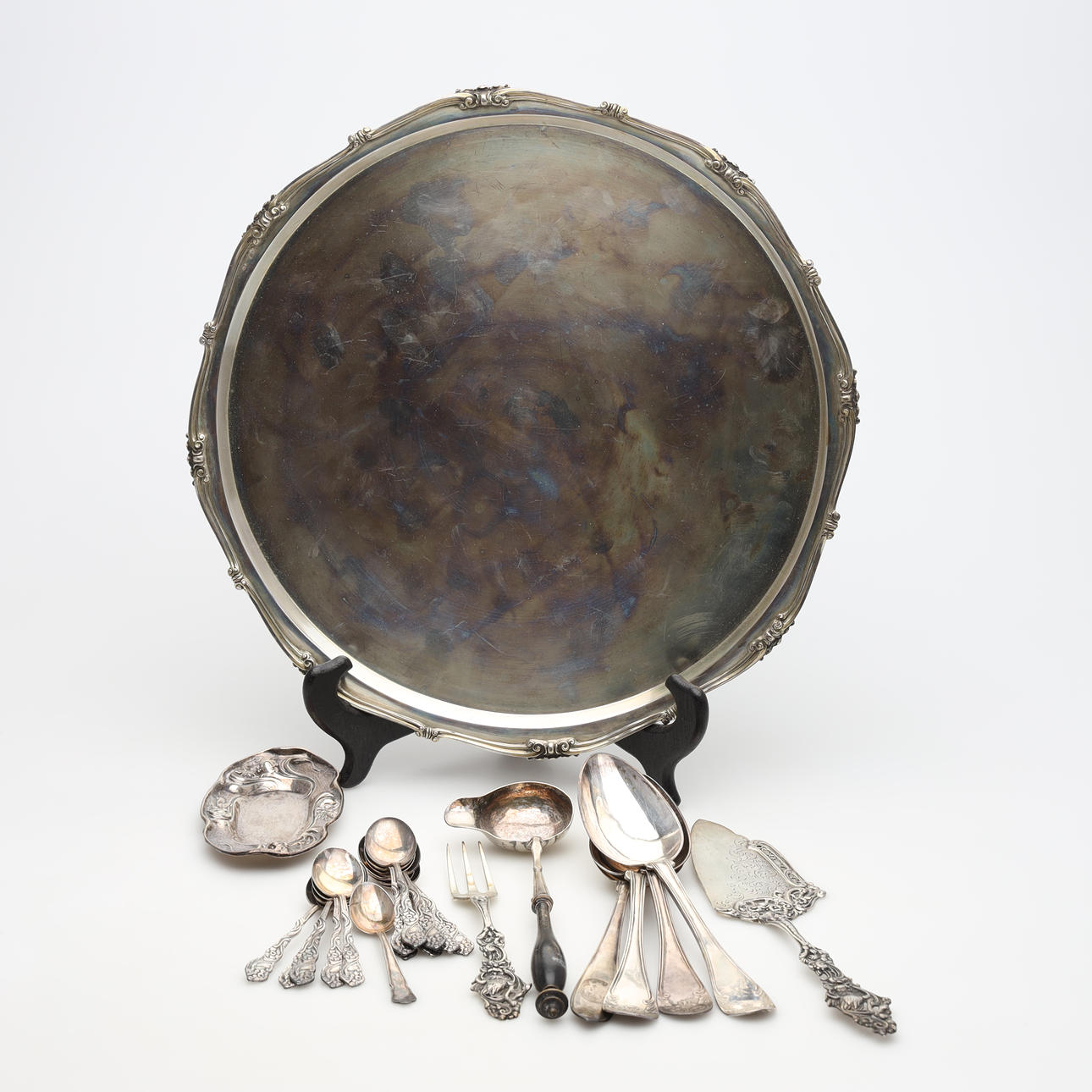 SILVER OBJECTS 22 pieces gross weight approx. 1530 grams.