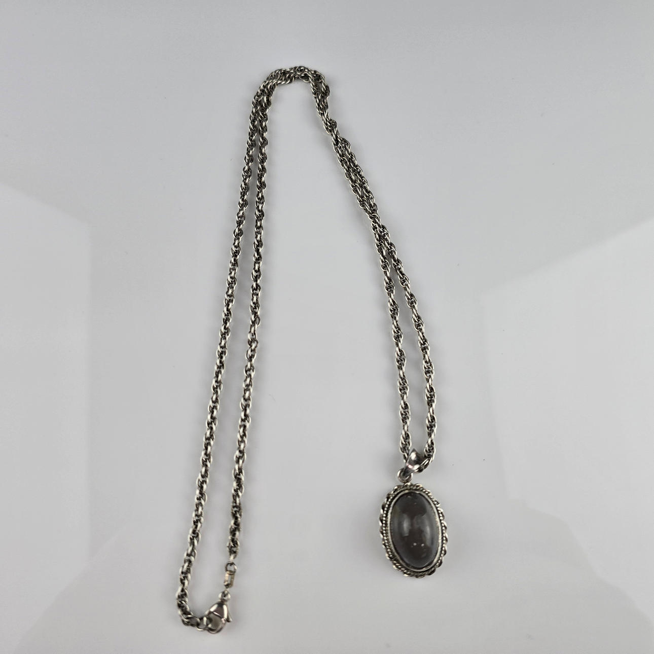 SILVERHALSBAND MED HÄNGE.