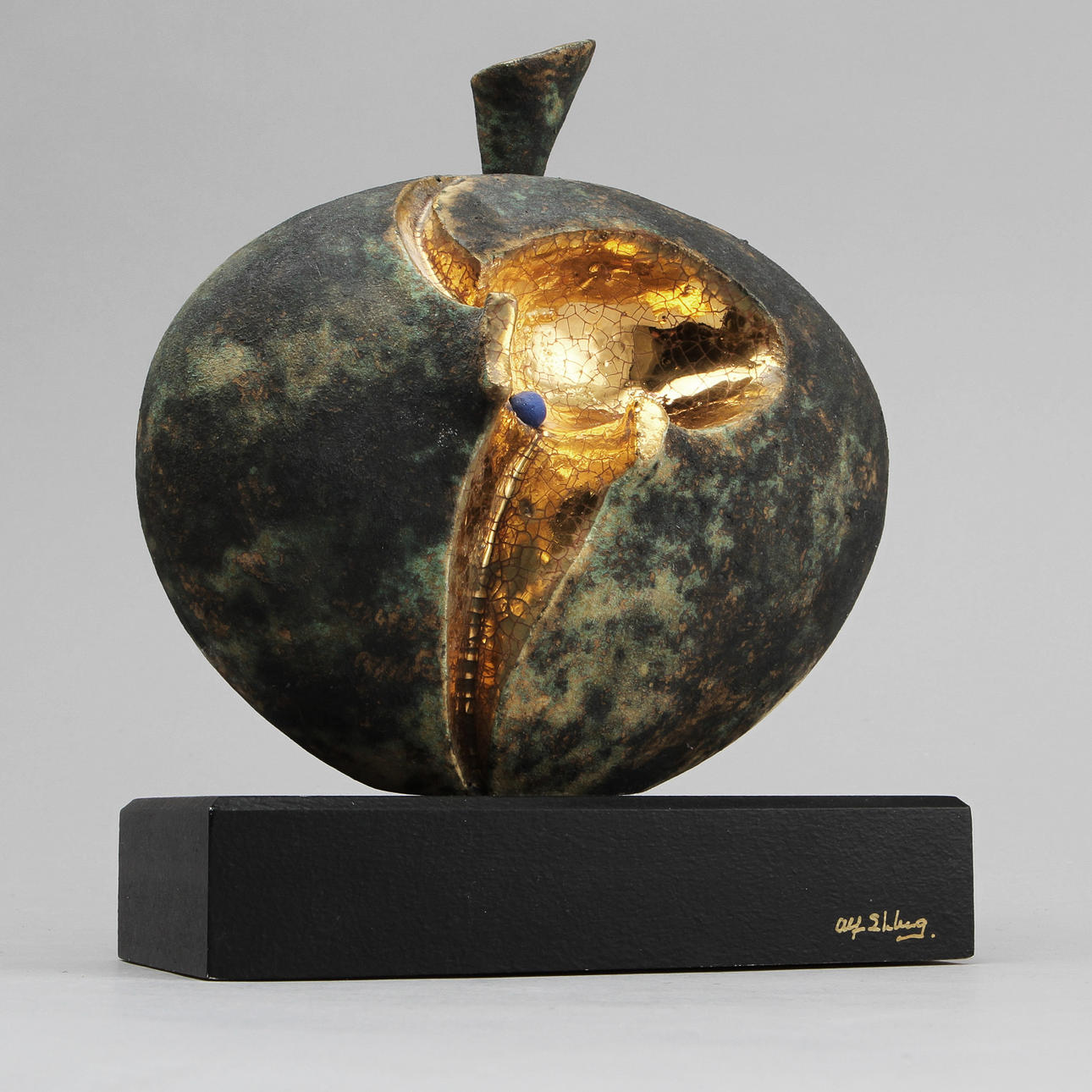 ALF EKBERG. Skulptur "Äpple", stengods. Signerad på skulpturen och på träsockel.