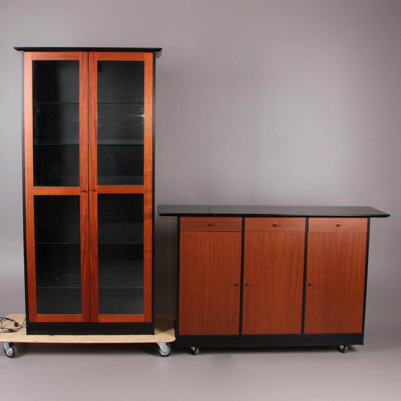 VITRINSKÅP, samt skänk, samtida.