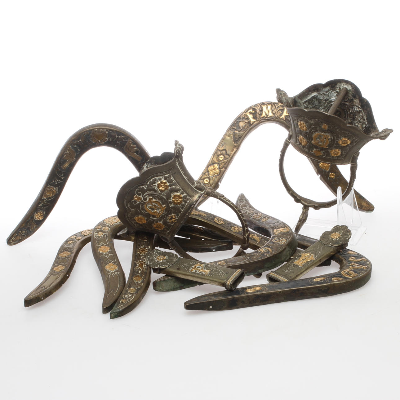 STIGBYGLAR, SADELDEKORER MED MERA, 11 delar, metall med förgylld dekor, Sydamerika, 1800/1900-tal.