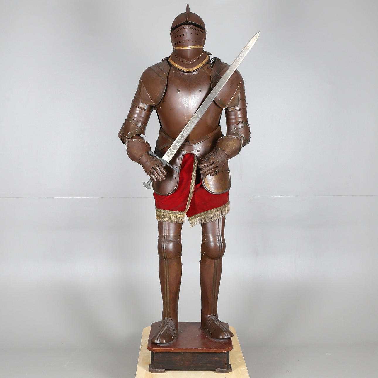 RUSTNING, brunerad plåt, med senare SVÄRD, för inredningssyfte, 1900-talets början.