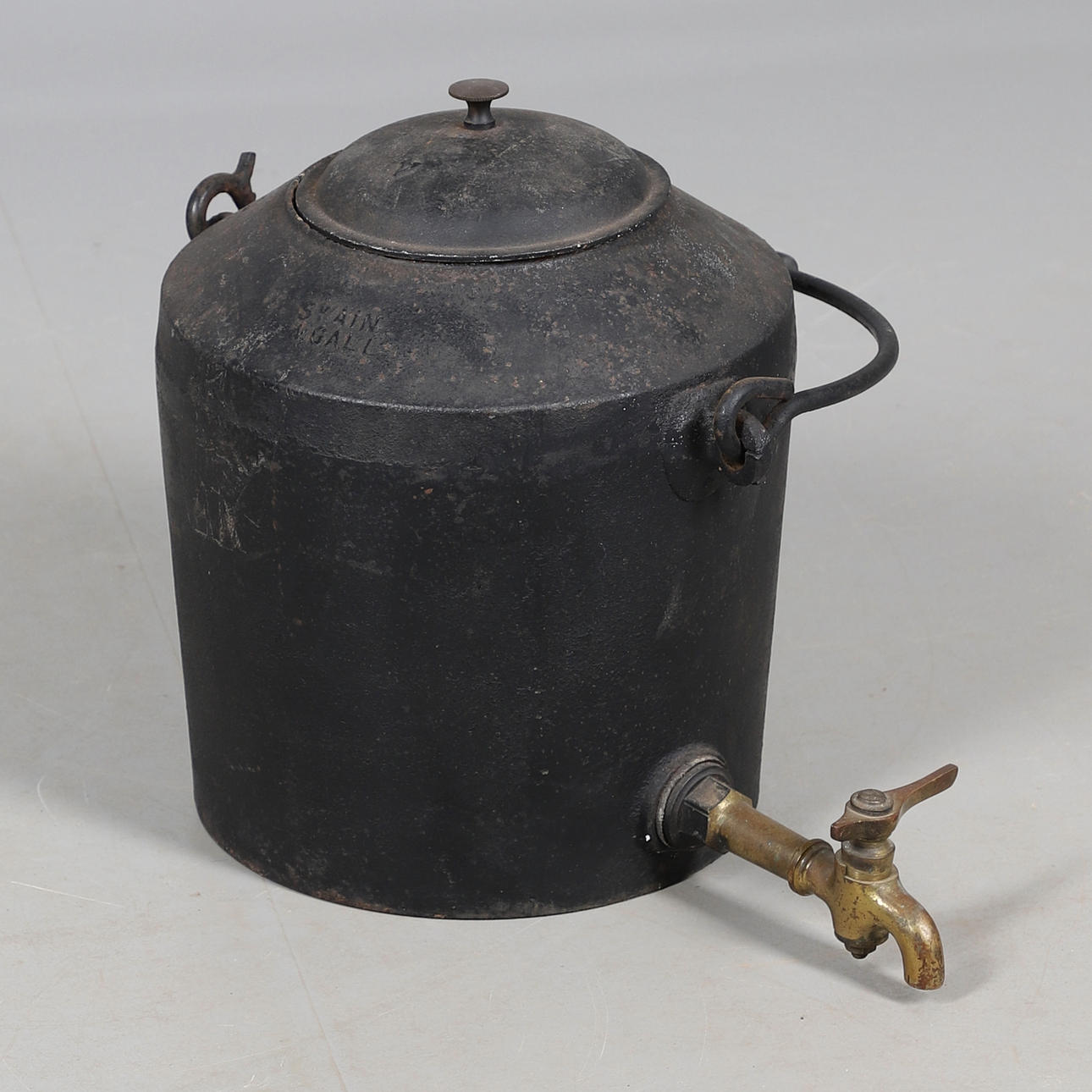 EN STOR GJUTJÄRNSPANNA.