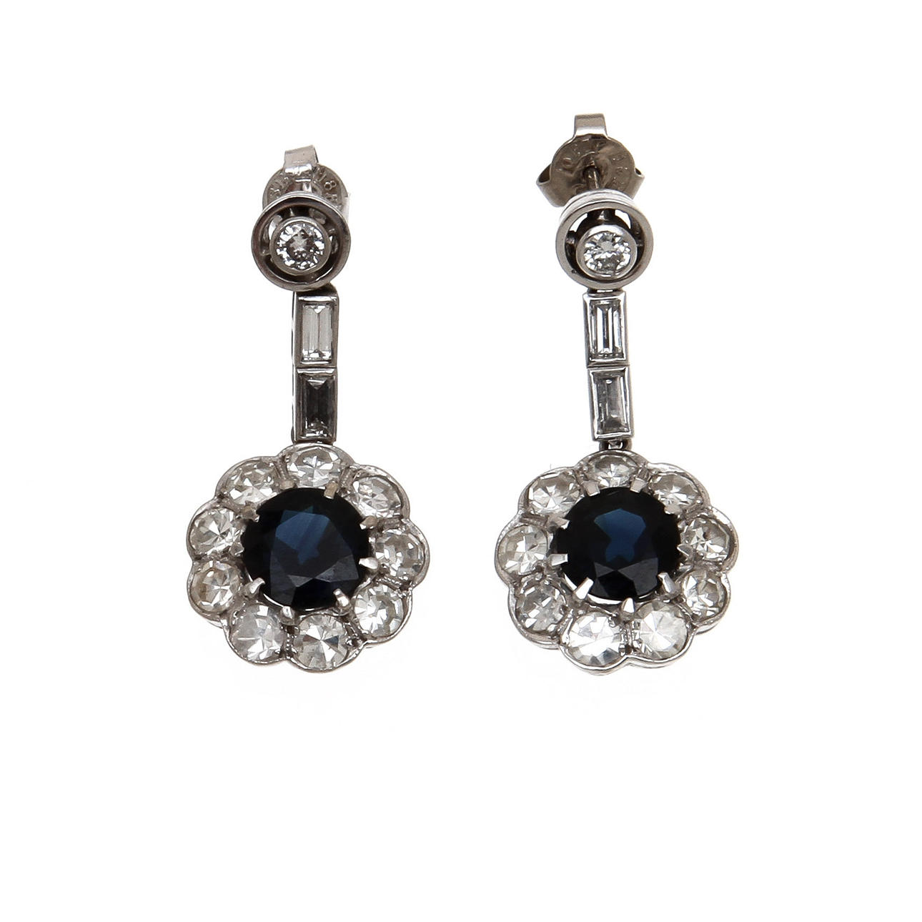 ÖRHÄNGEN, ett par, 14K vitguld med safirkompositer samt diamanter, totalt ca 2,62 ct. Vikt 5,9 g.