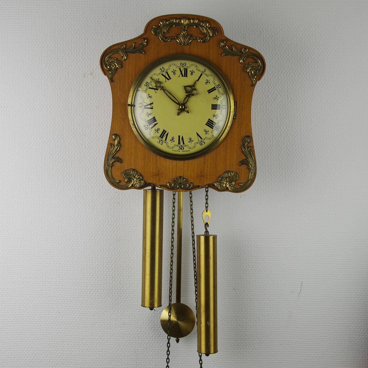 VÄGGUR, Exacta, mahogny med bronser, 1960-tal.