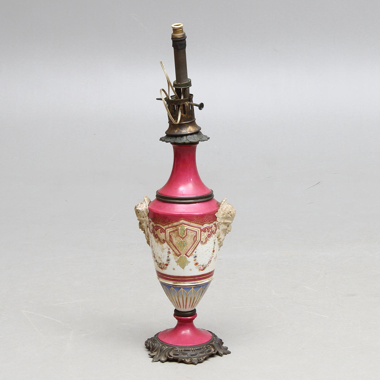 FOTOGENLAMPFOT, porslin, med maskaroner, 18/1900-tal.