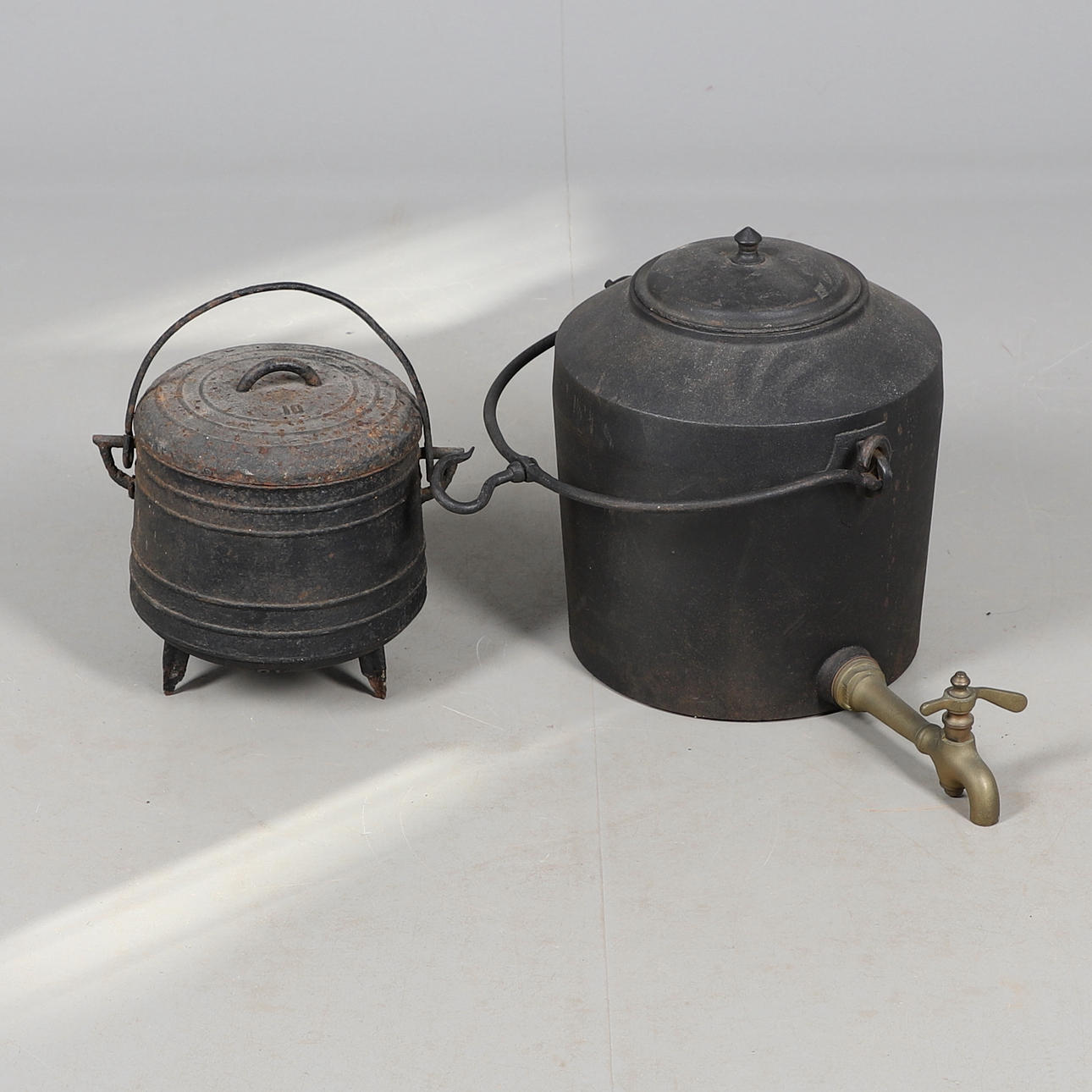 A LARGE CAST IRON HEARTH KETTLE AND CAULDRON.