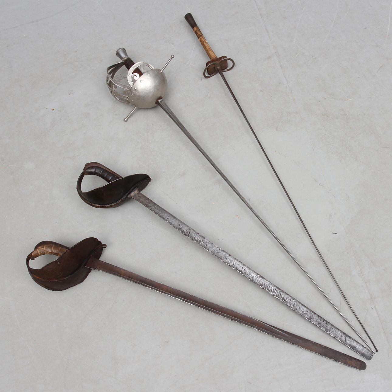 FÄKTVÄRJOR, 2 st, 1900-tal och FÄKTSABLAR, 1 par, svenska, m/1886.